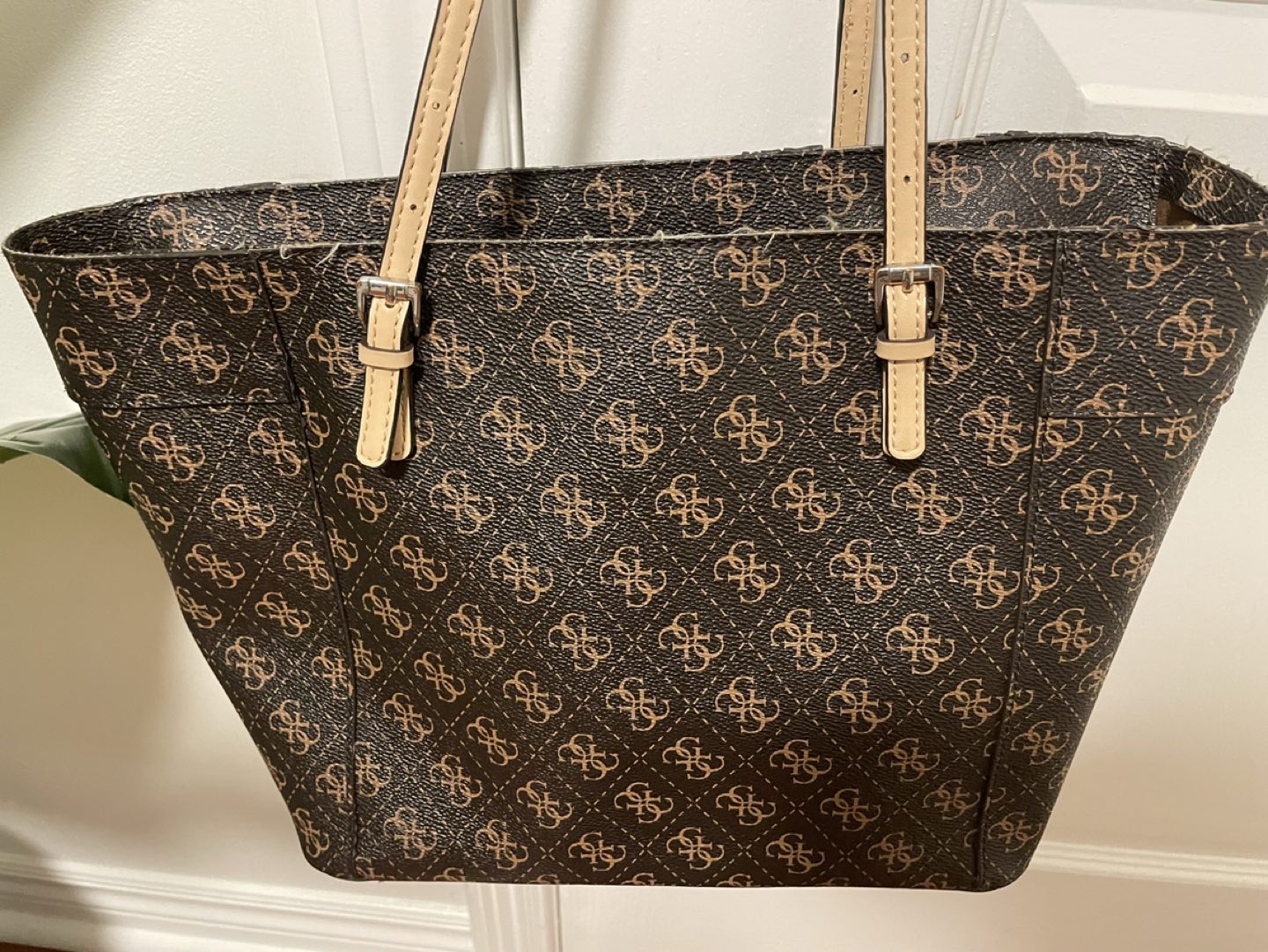 Guess women’s shoulder bag image indicator(3)