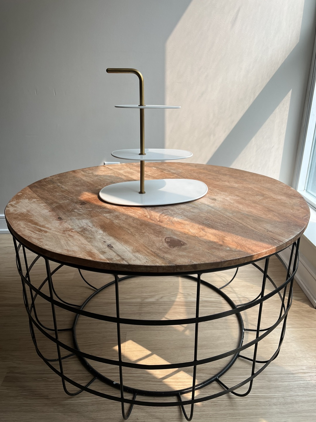 Round coffee table