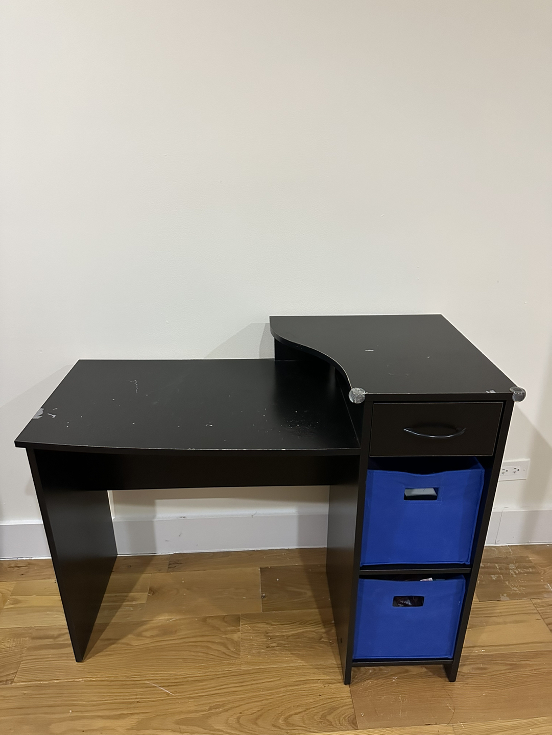 Desk - photo 2