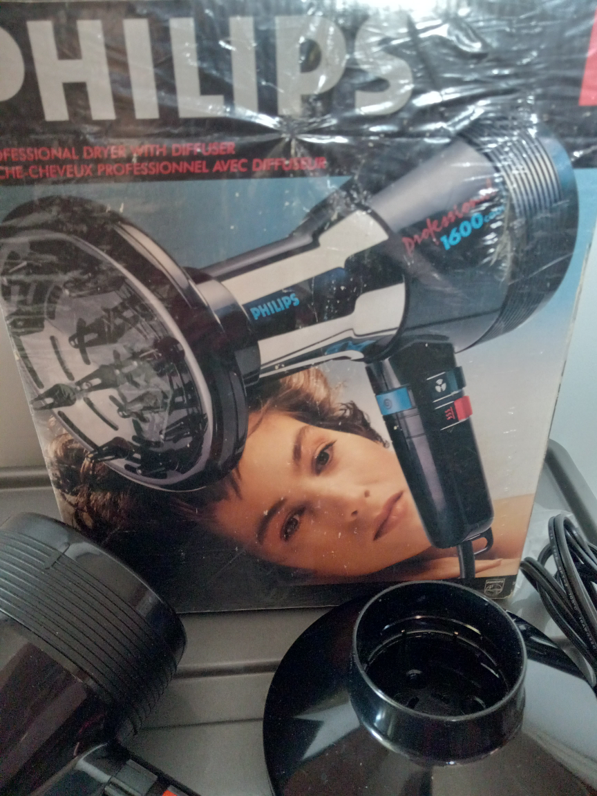 Hair dryer with defuser - photo 2
