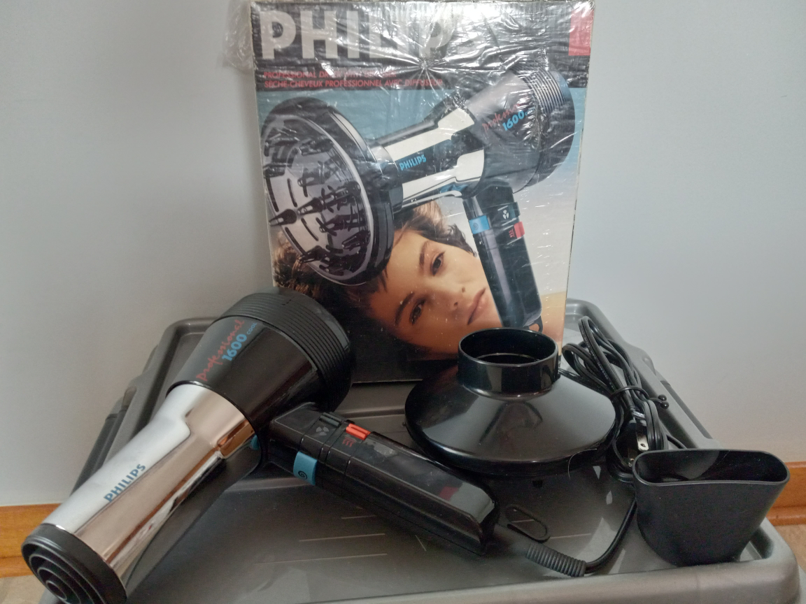 Hair dryer with defuser image indicator(3)