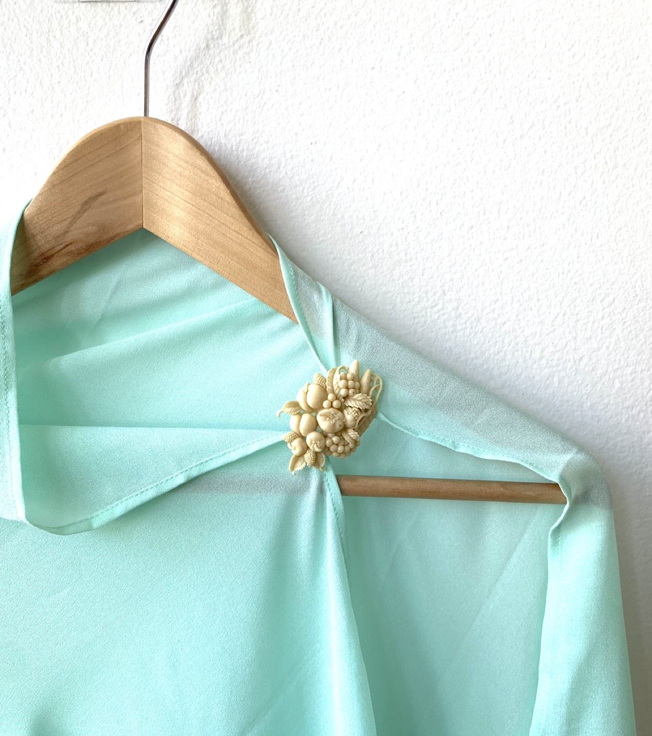 Rare Apan art deco celluloid fruit basket brooch, 1930-1940. image indicator(2)