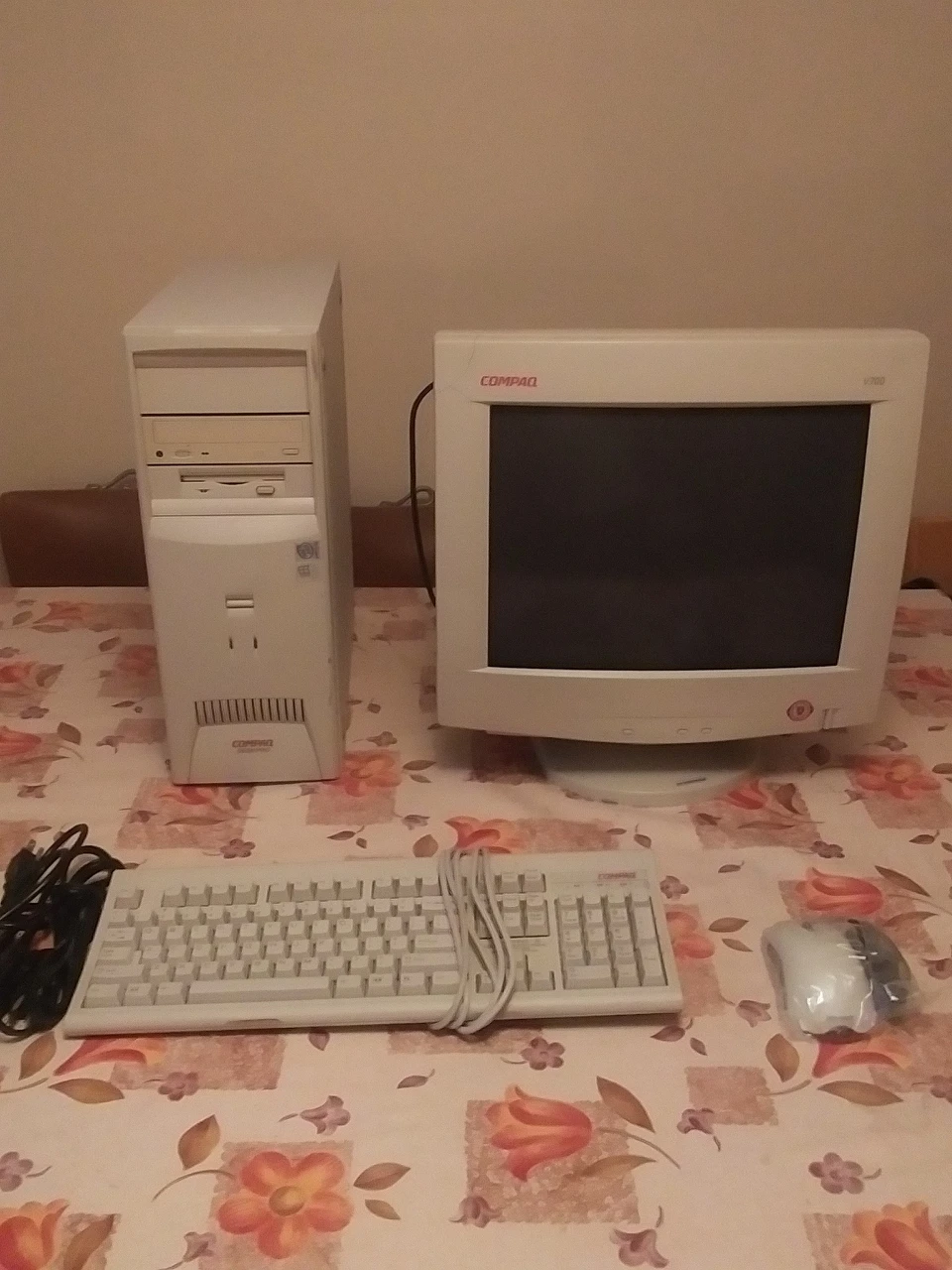 Vintage Retro Old Compaq Computer thumbnail