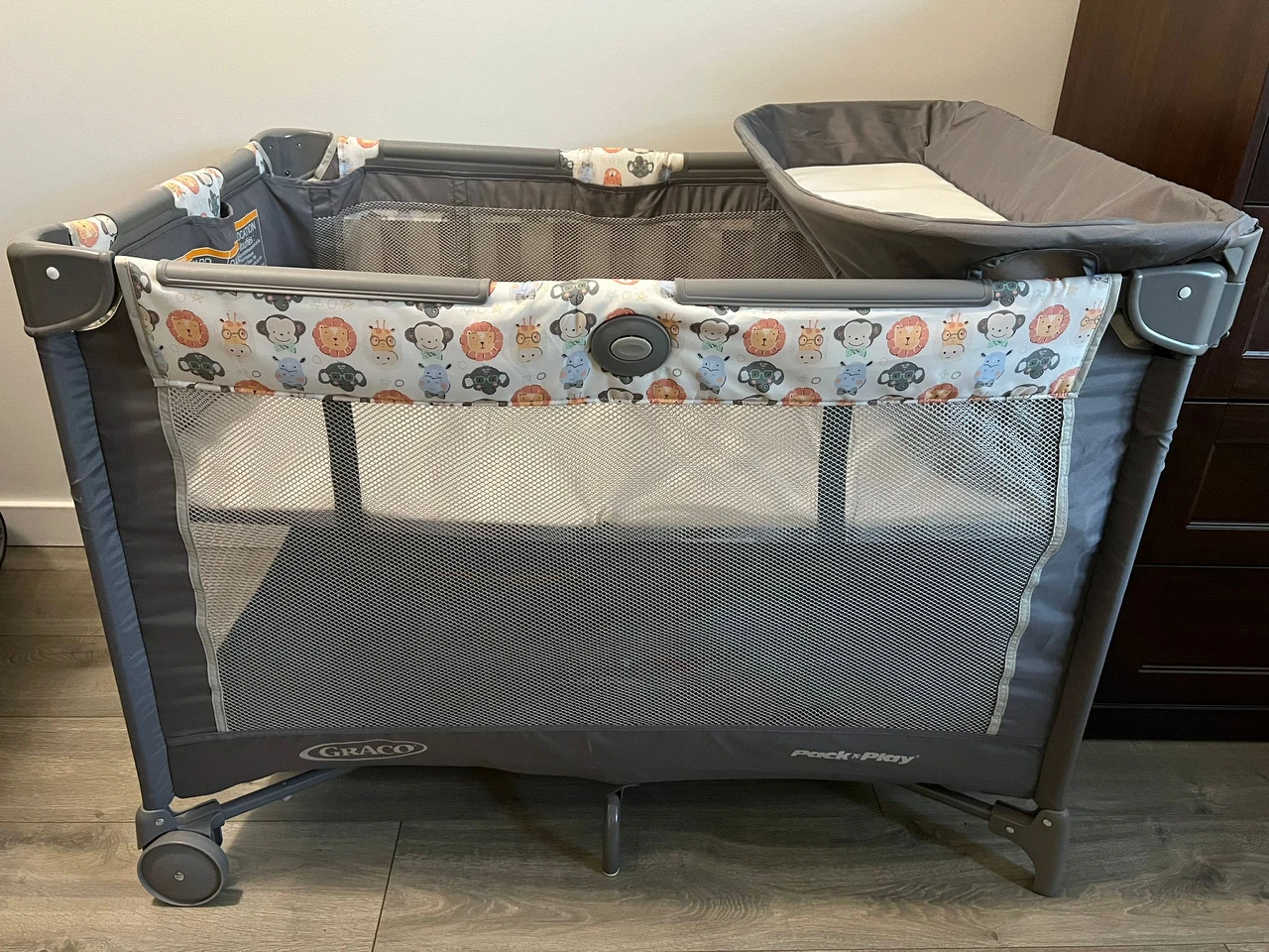 GRACO Playard with changer image indicator(2)