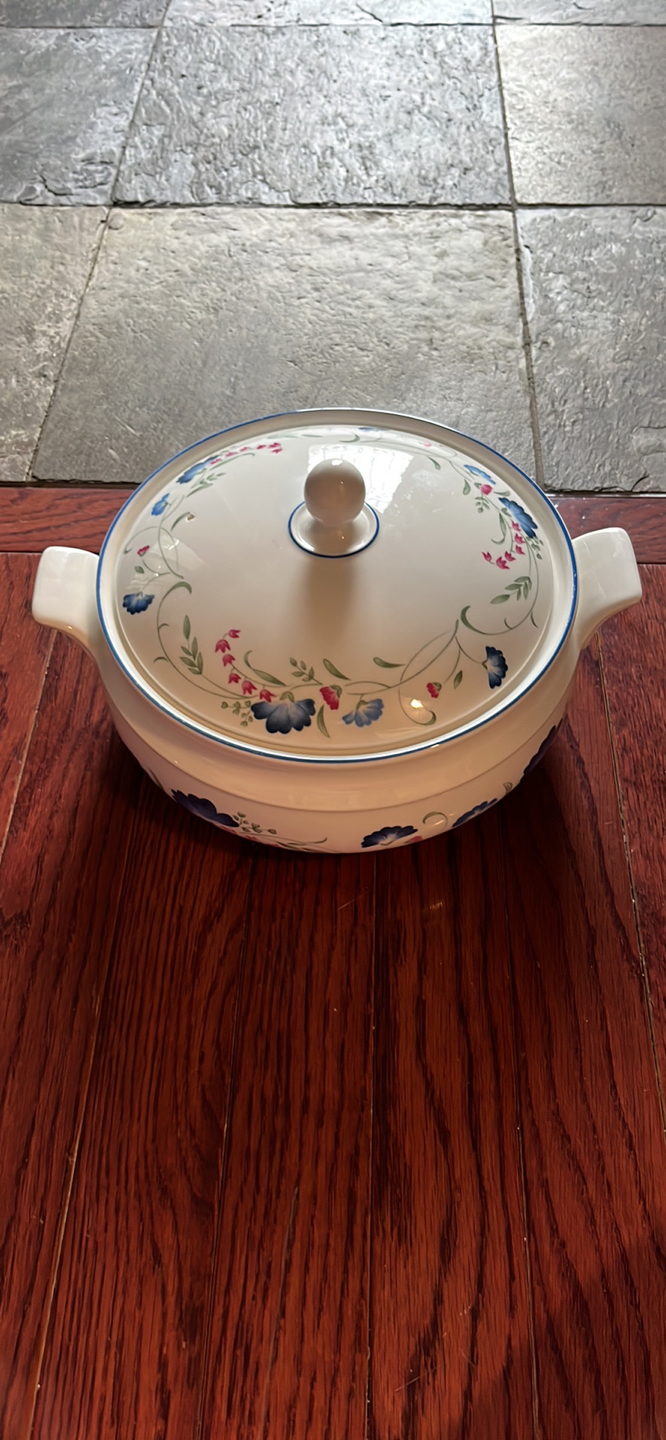 Round Covered Veg Bowl Windermere Expressions Royal Doulton. thumbnail