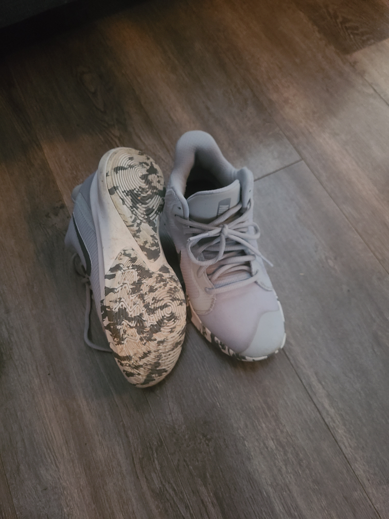 Womans Nike trainers image indicator(2)