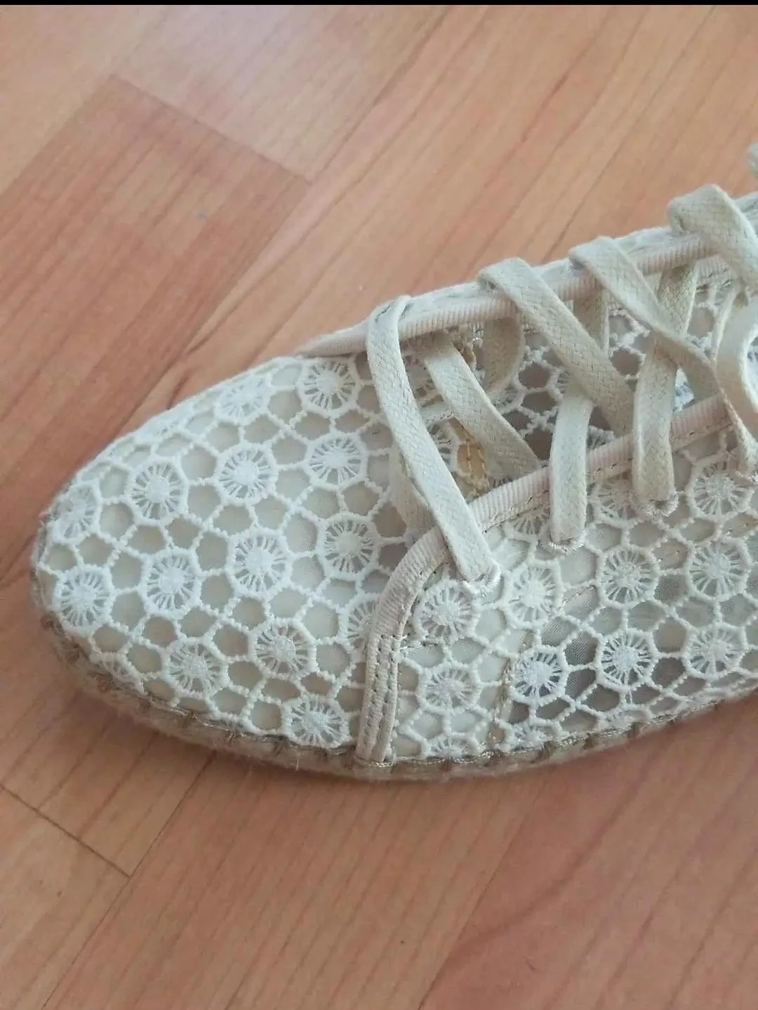8.5 TOMS mosaic lace natural white embroidered sneakers