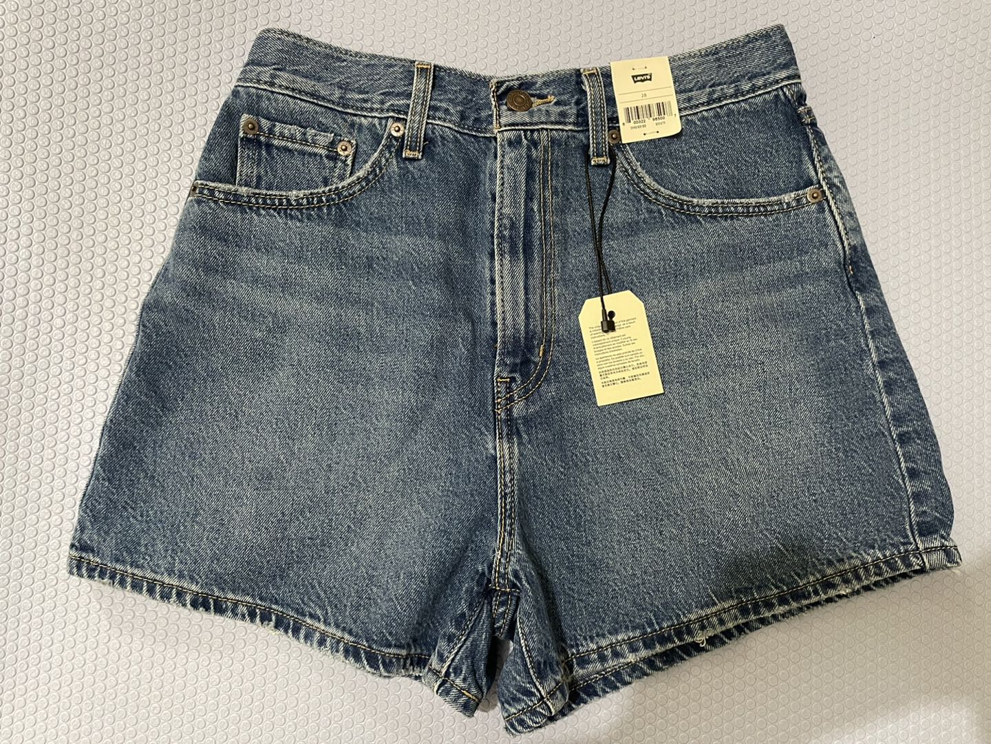 Brand new Levis shorts size 28 image indicator(2)