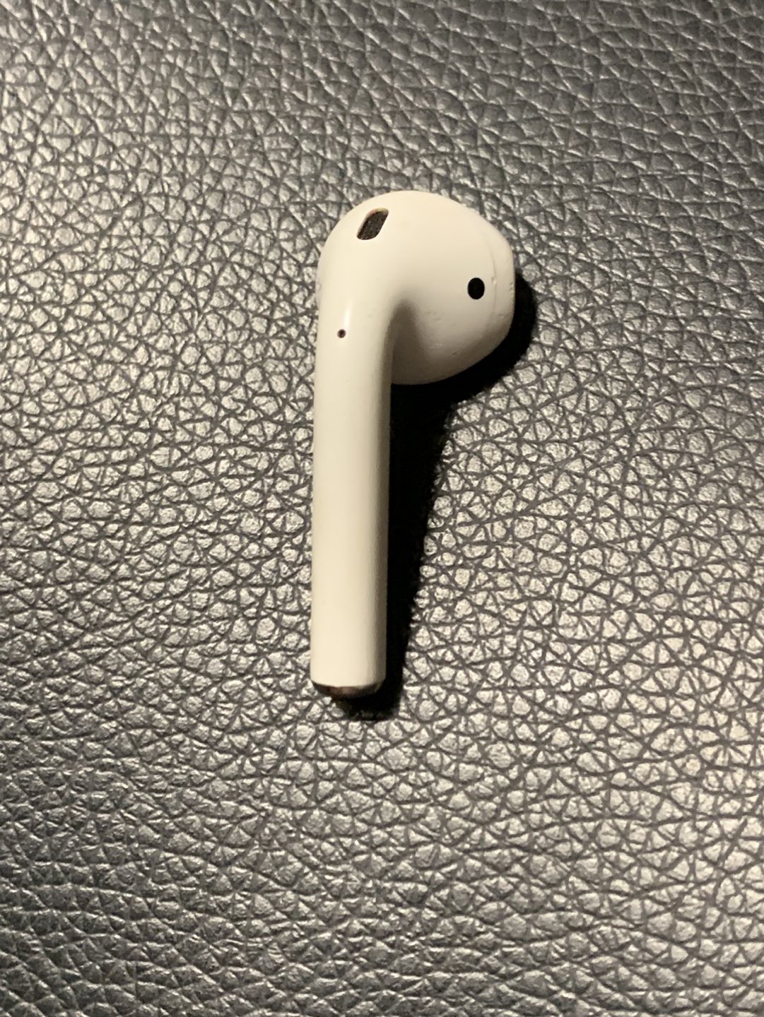 1 right AirPod available 2nd Generation image indicator(2)
