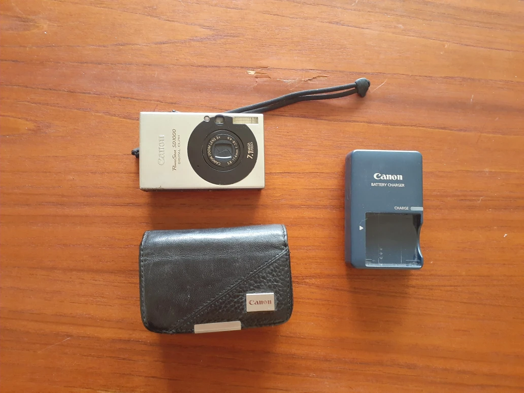 Canon Power Shot SD1000 Digital Camera + Battery charger
