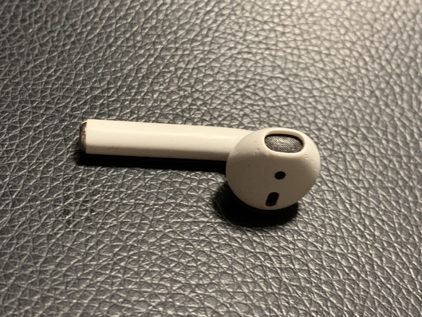 1 right AirPod available 2nd Generation image indicator(3)