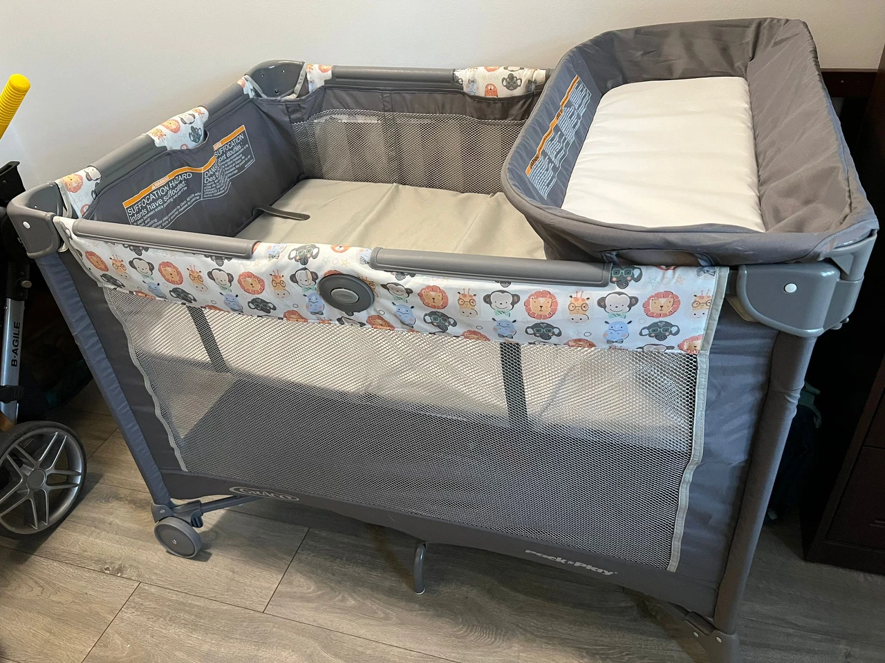 GRACO Playard with changer thumbnail
