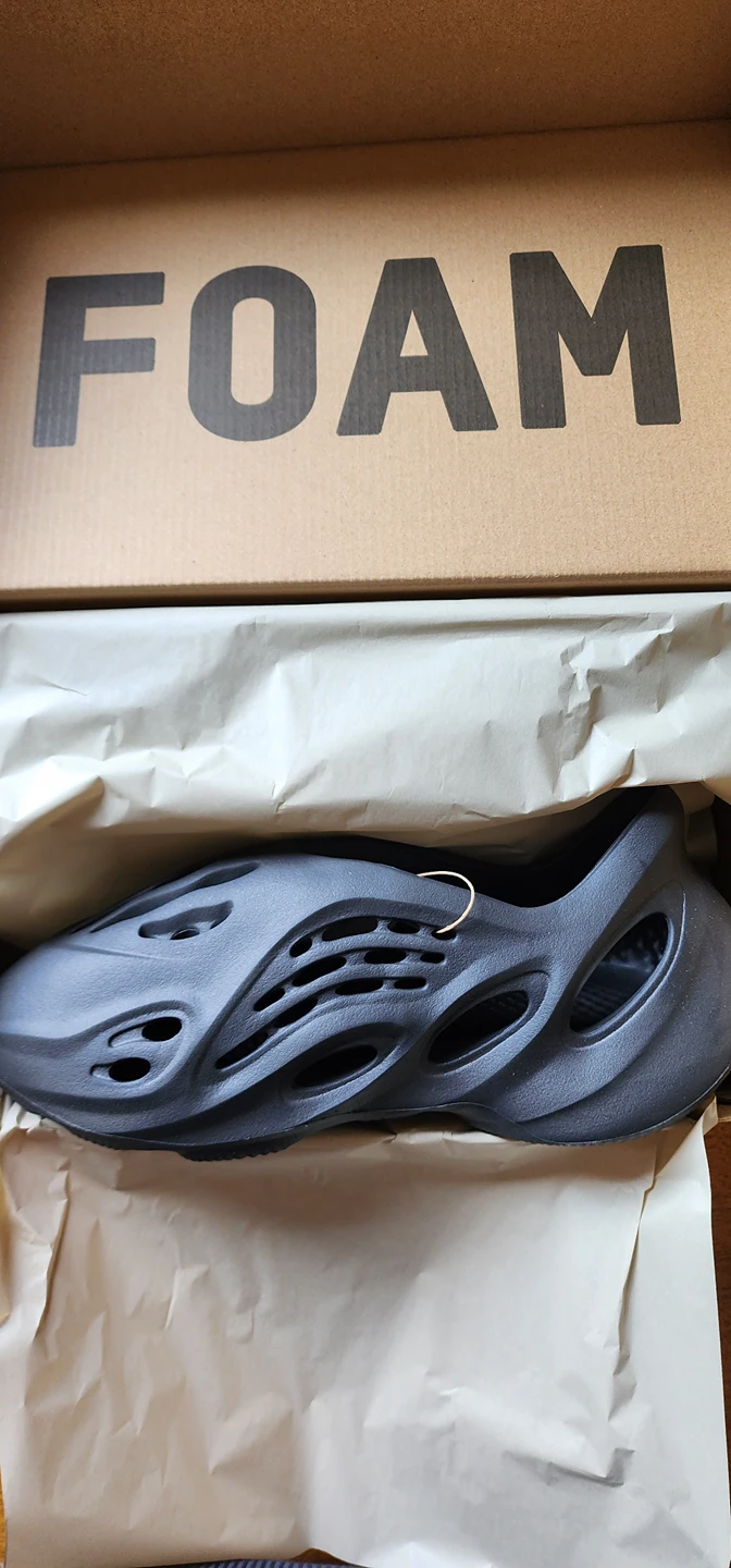 Yeezy Onxy Foam Runner Size 8