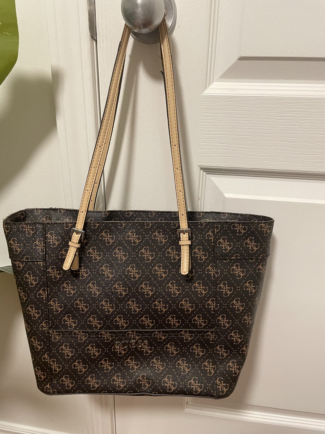 Guess women’s shoulder bag image indicator(2)