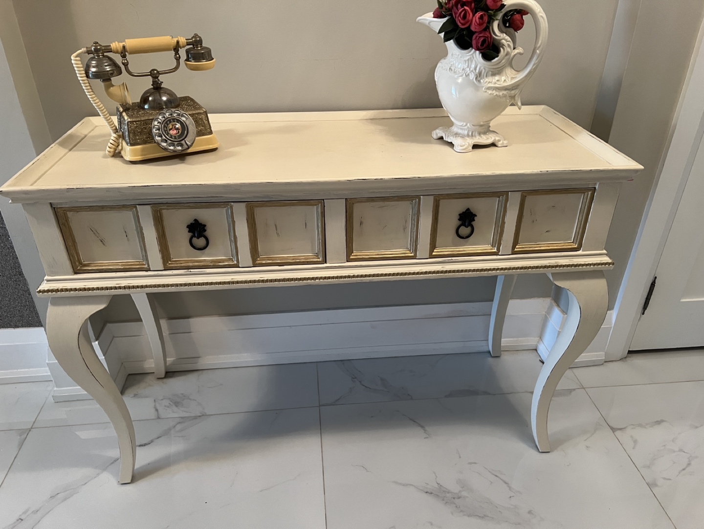 How do you say vintage shabby chic table. Excellent condition image indicator(2)