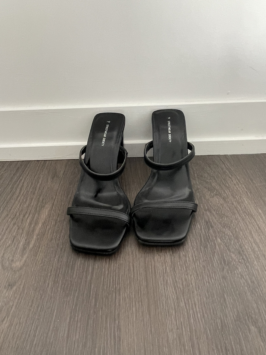 Black Strap Heels Size 9 💰 thumbnail