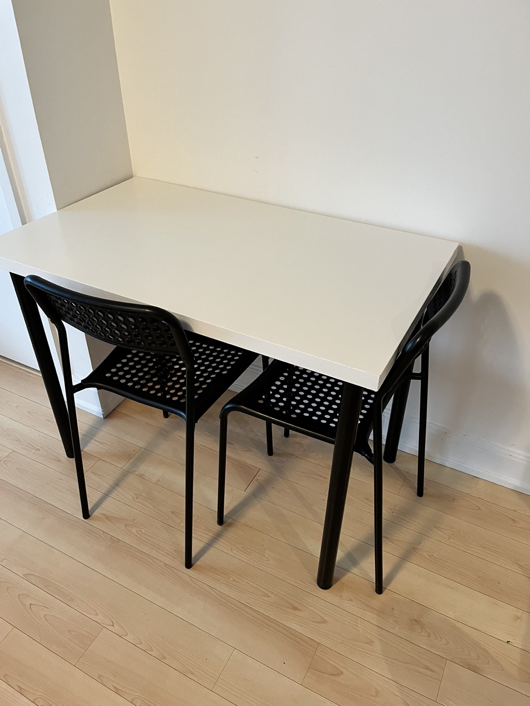 Table with 2x chairs