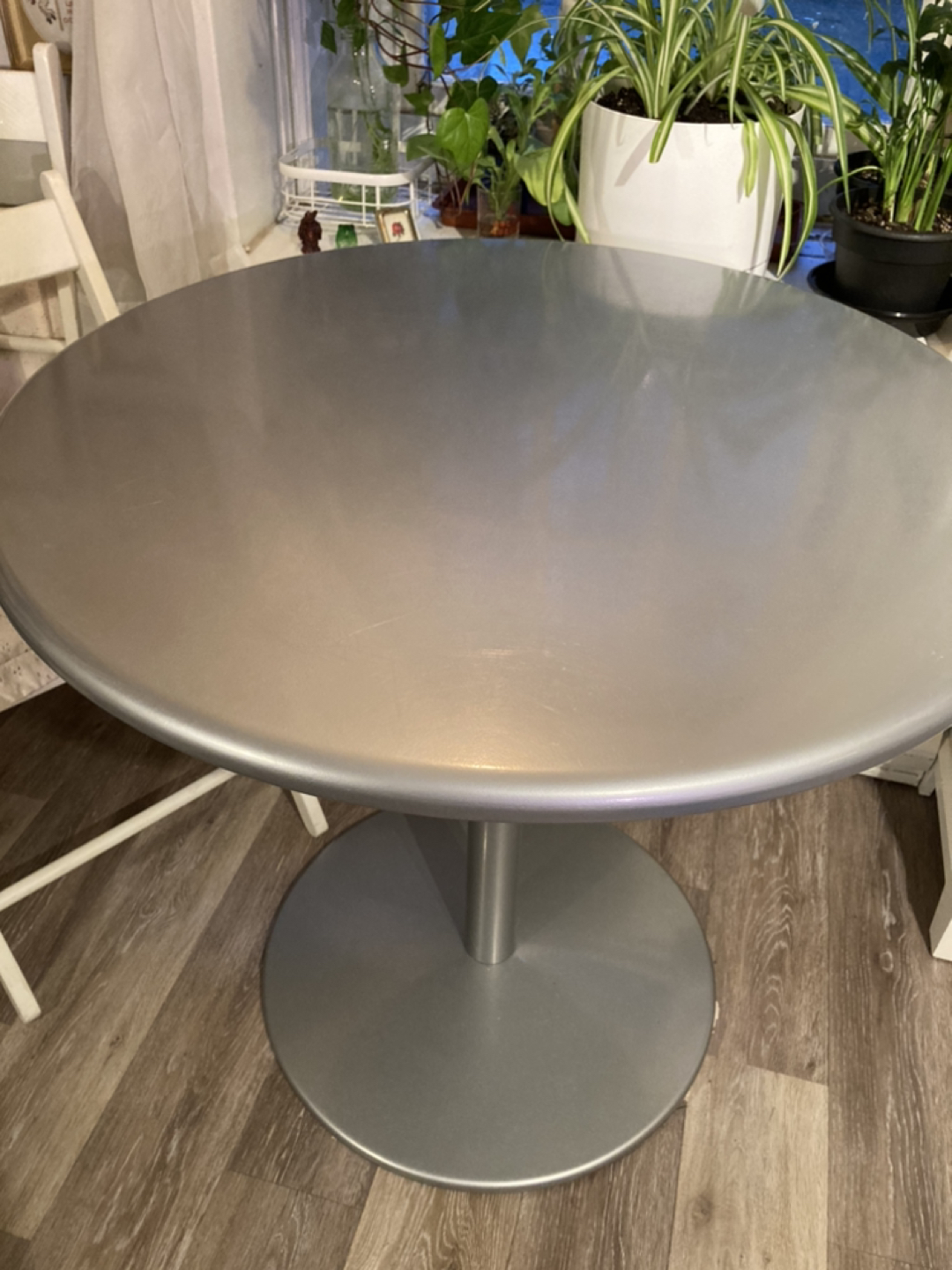 round dining table thumbnail