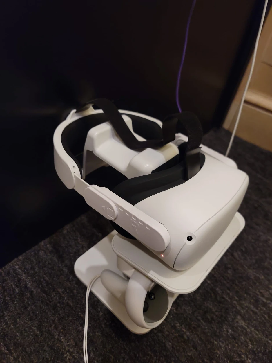 Oculus Quest 2  AVR w/ 256GB and attactments thumbnail