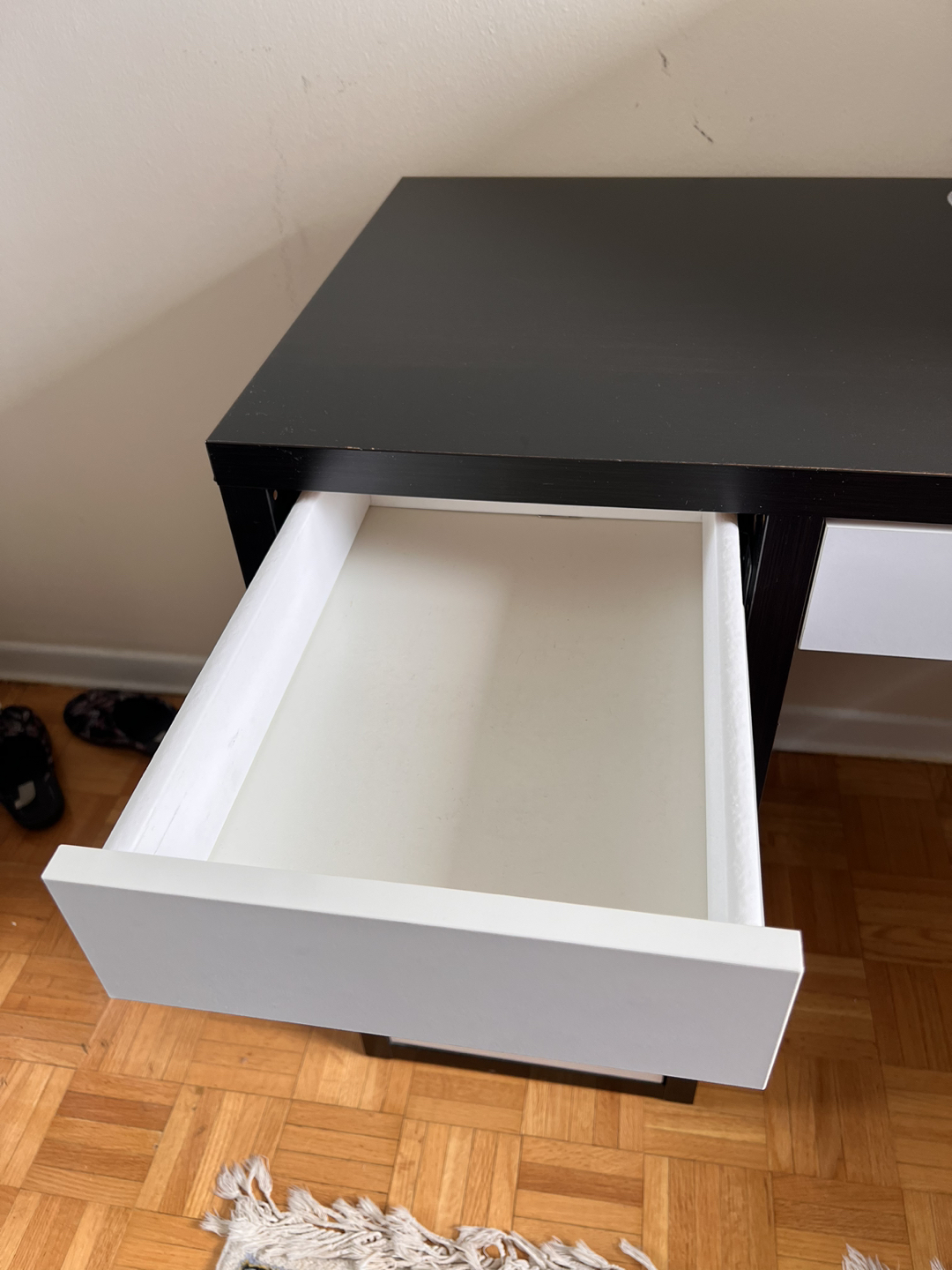 Desk - photo 5