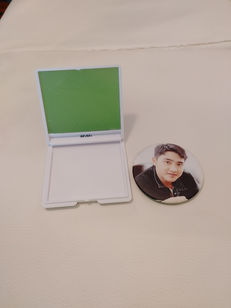 EXO D.O. (Kyungsoo) Pocket Mirror and Pin Button #freecycle - photo 2