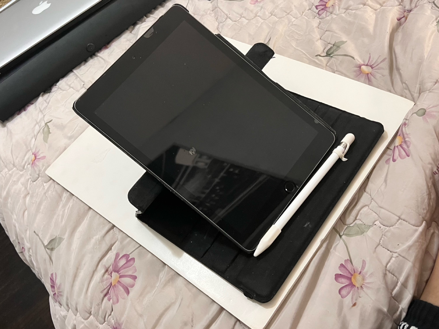 iPad 6th Gen 32GB + Apple Pencil in original boxes thumbnail