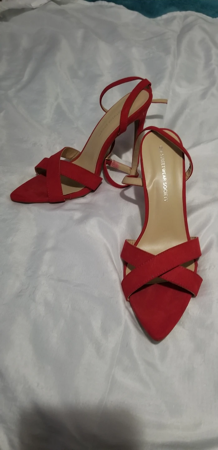 red shoes image indicator(2)