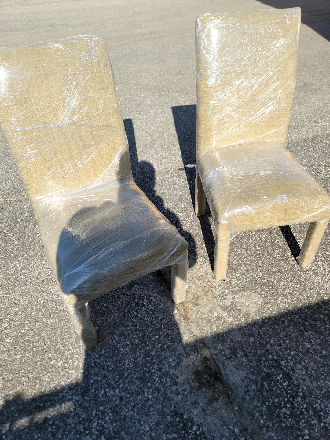 Extendable dining table with 4 Chairs. image indicator(4)