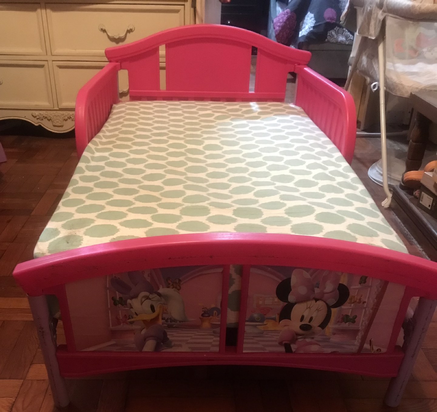 Toddler girls Minnie Mouse bed