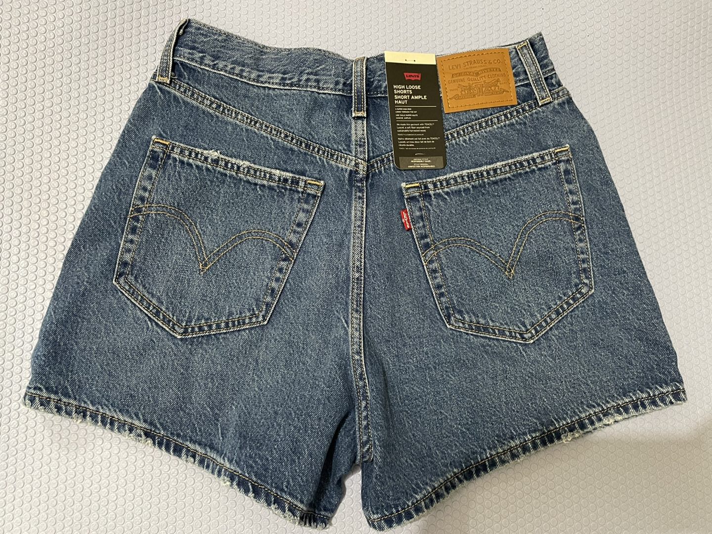 Brand new Levis shorts size 28