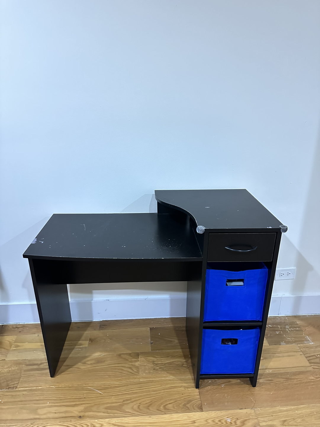 Desk - photo 4