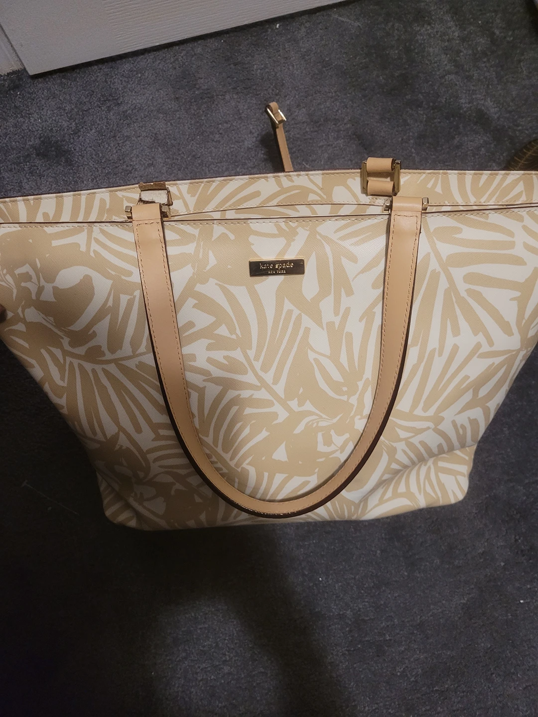 beautiful large size Kate spade with one broken strap image indicator(2)