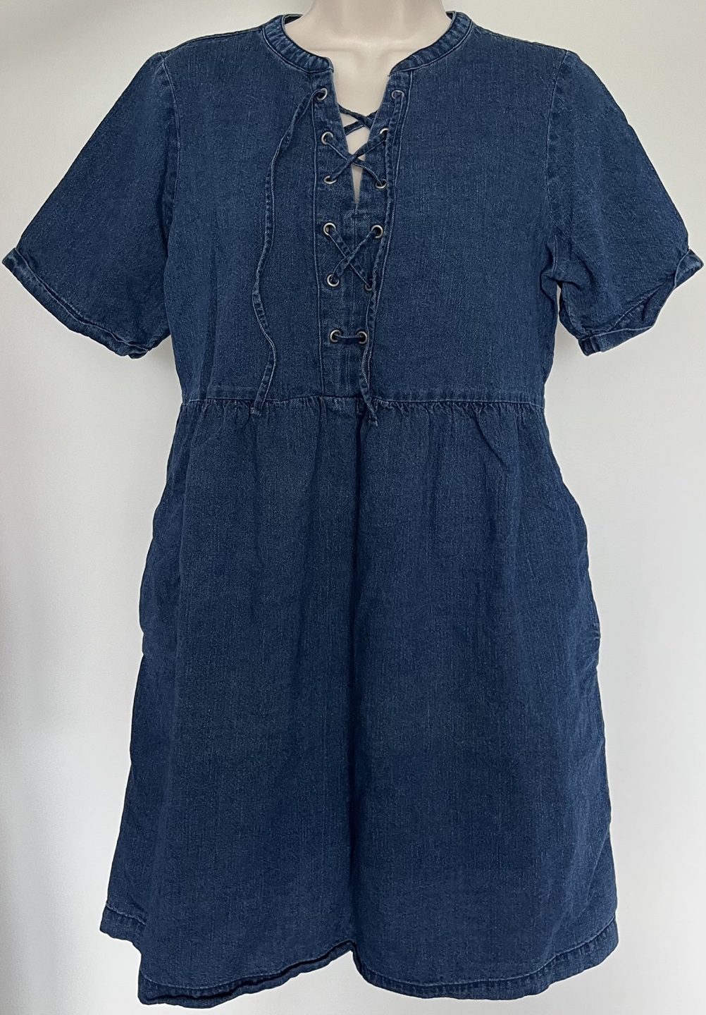 Old Navy women’s Lace-Up Medium-Wash Jean Shift Dress - S image indicator(7)