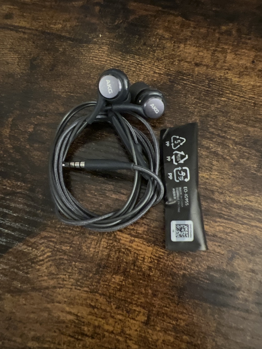 Wired headphones / earbuds