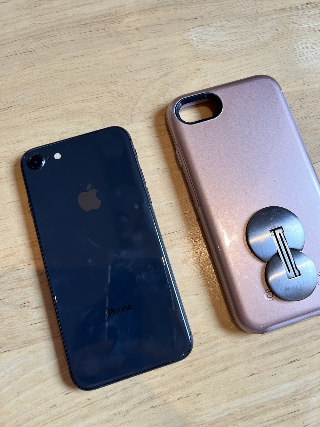 iPhone 8 - photo 2
