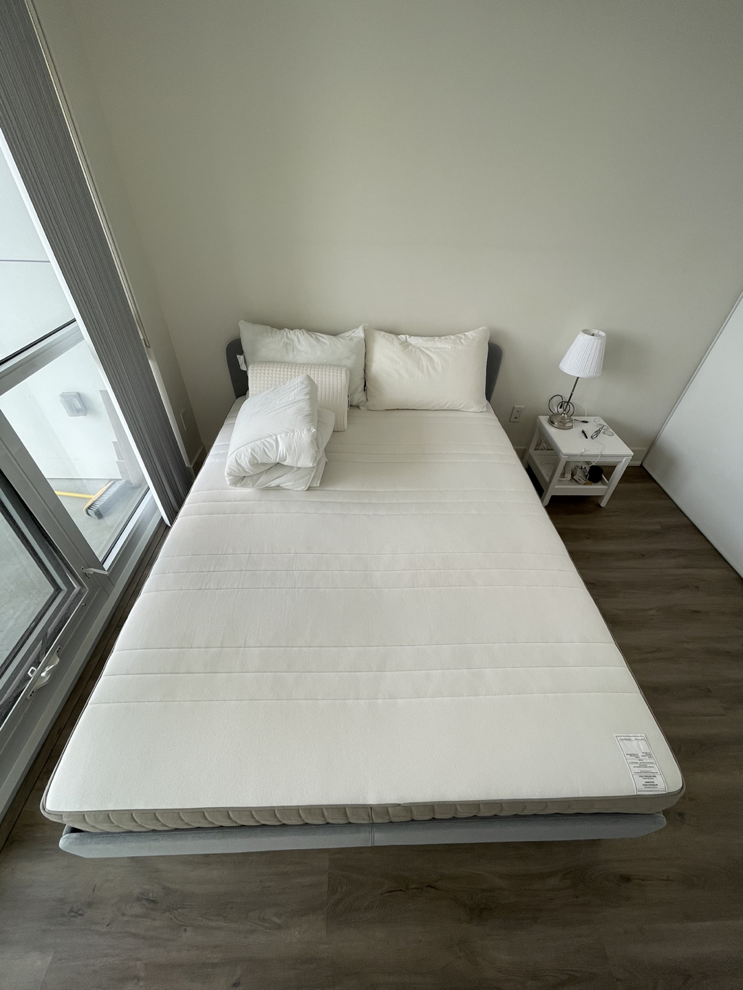 IKEA SLATTUM Upholstered bed frame (Queen), HAUGESUND mattress image indicator(4)