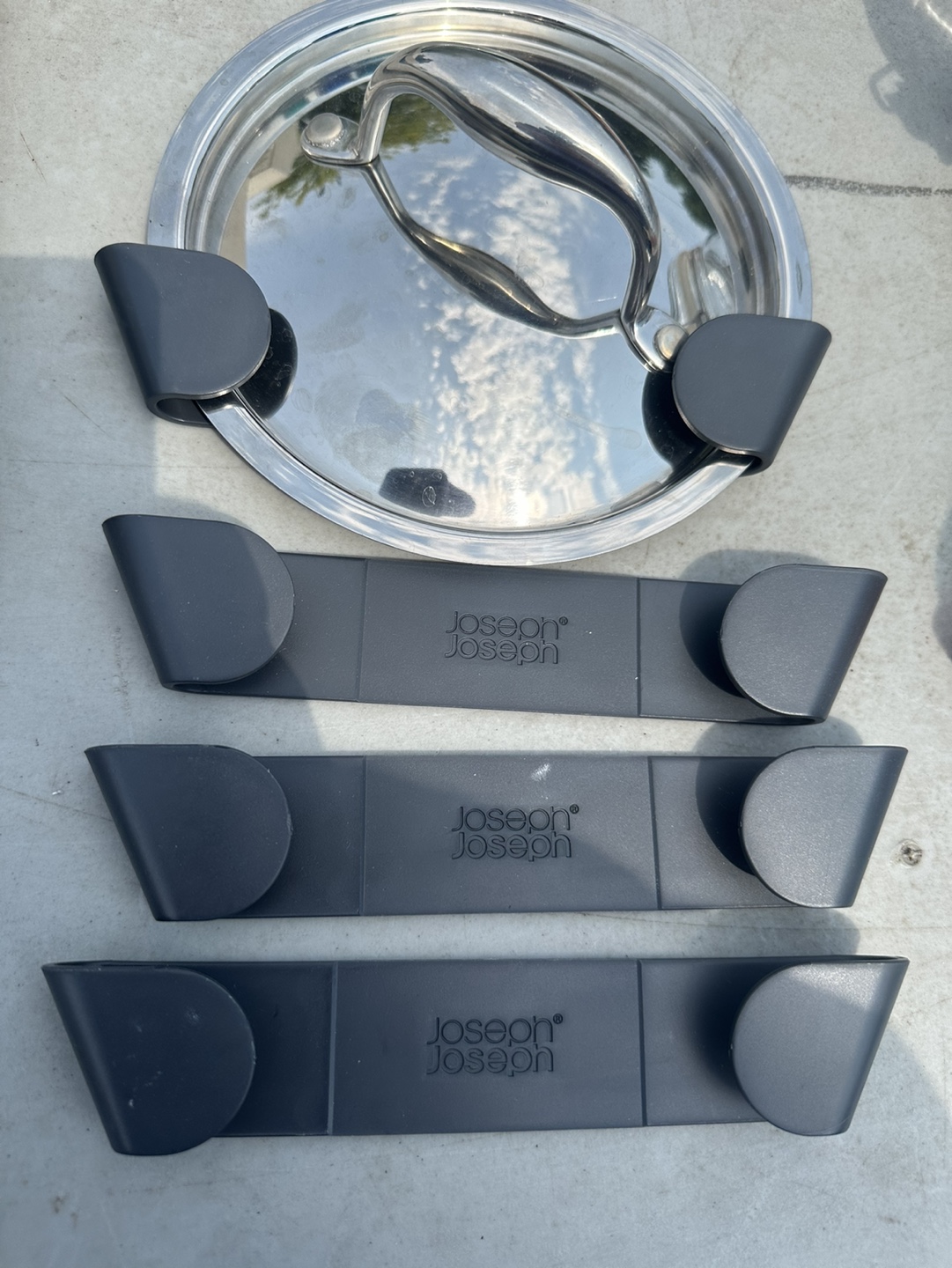 Pot lid holder