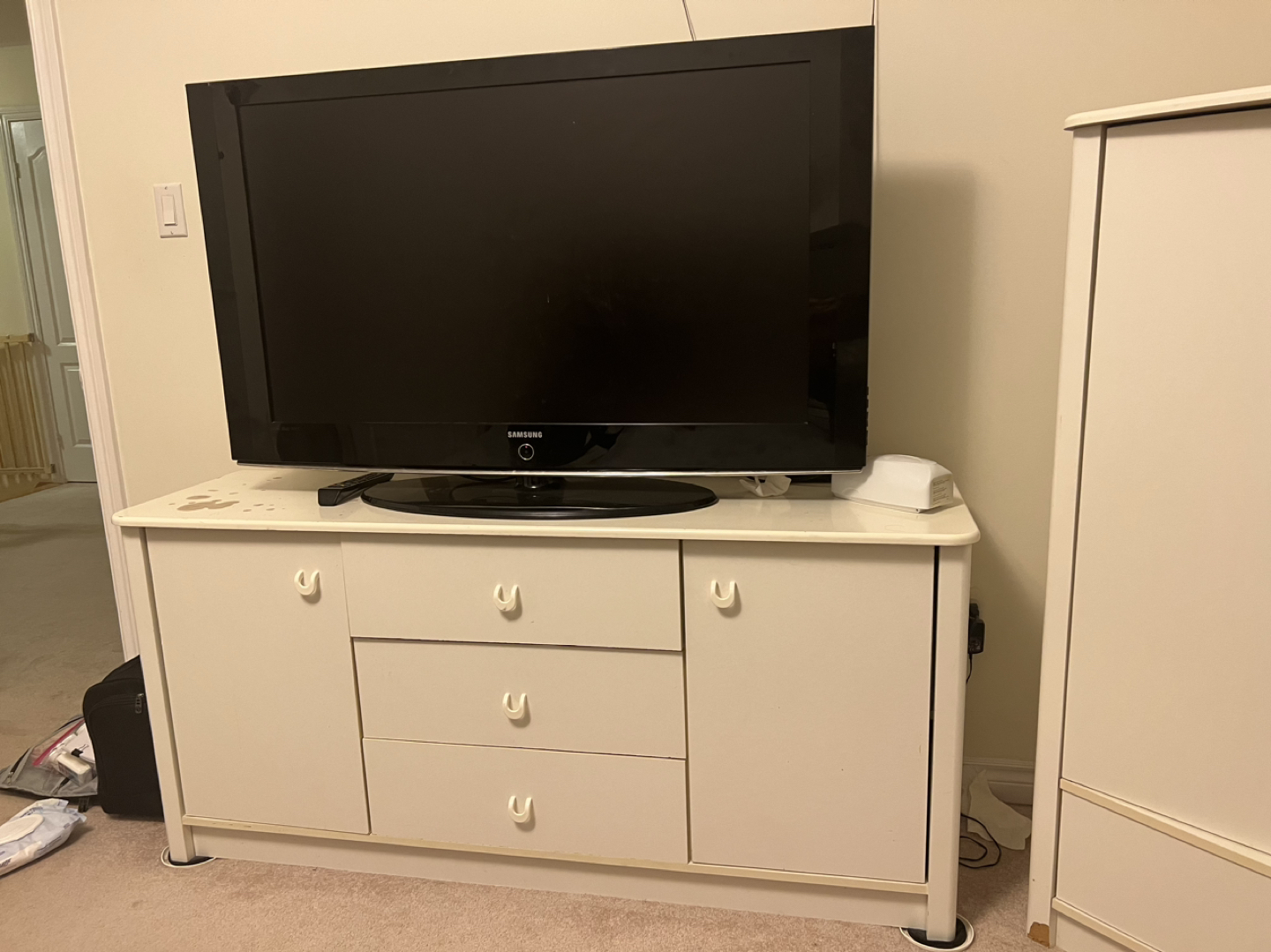 Dresser, chest, 1 side table - photo 4