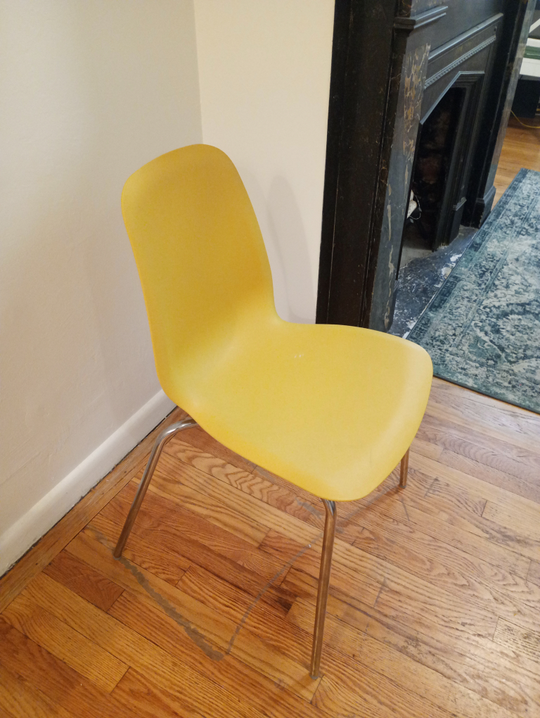 Plastic chair #freecycle - photo 2
