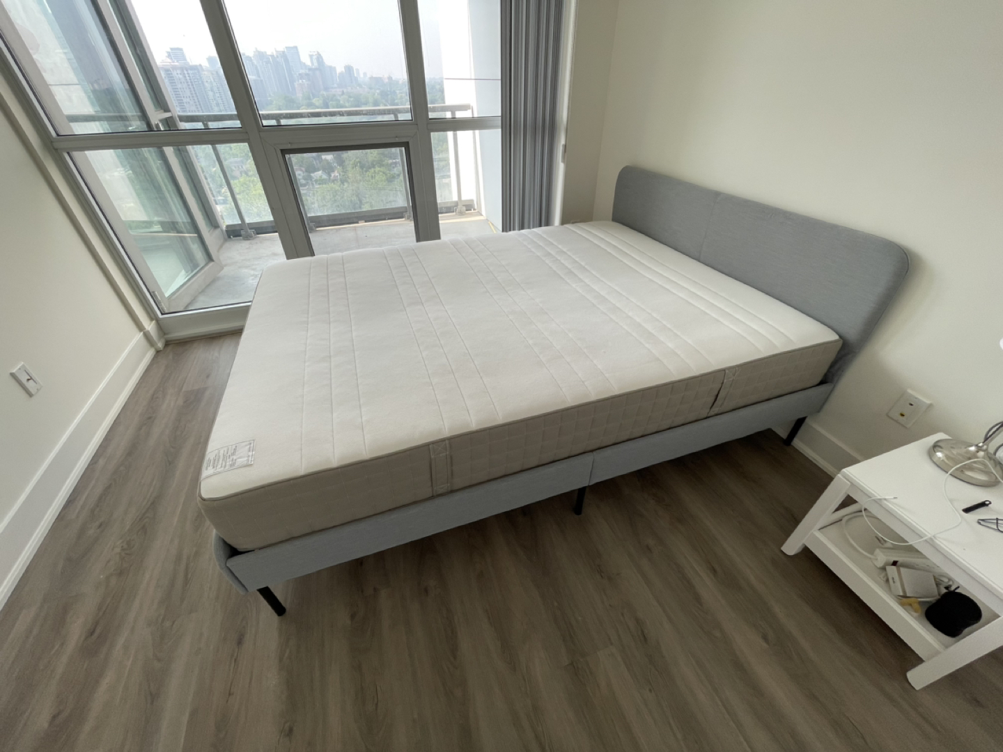 IKEA SLATTUM Upholstered bed frame (Queen), HAUGESUND mattress image indicator(2)