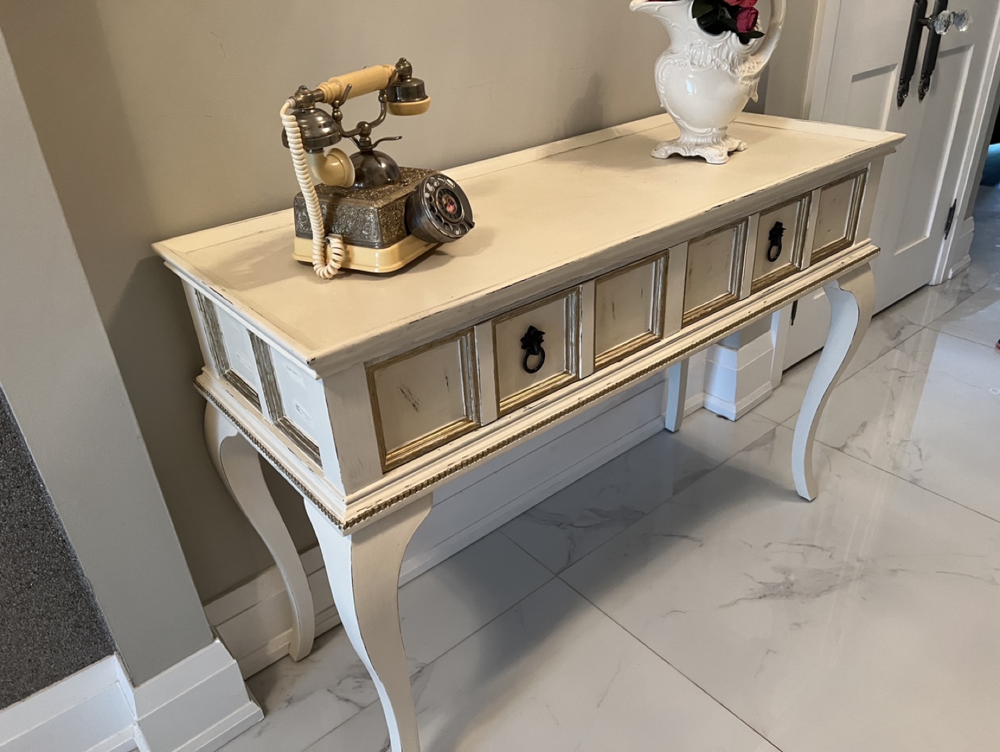 How do you say vintage shabby chic table. Excellent condition image indicator(5)