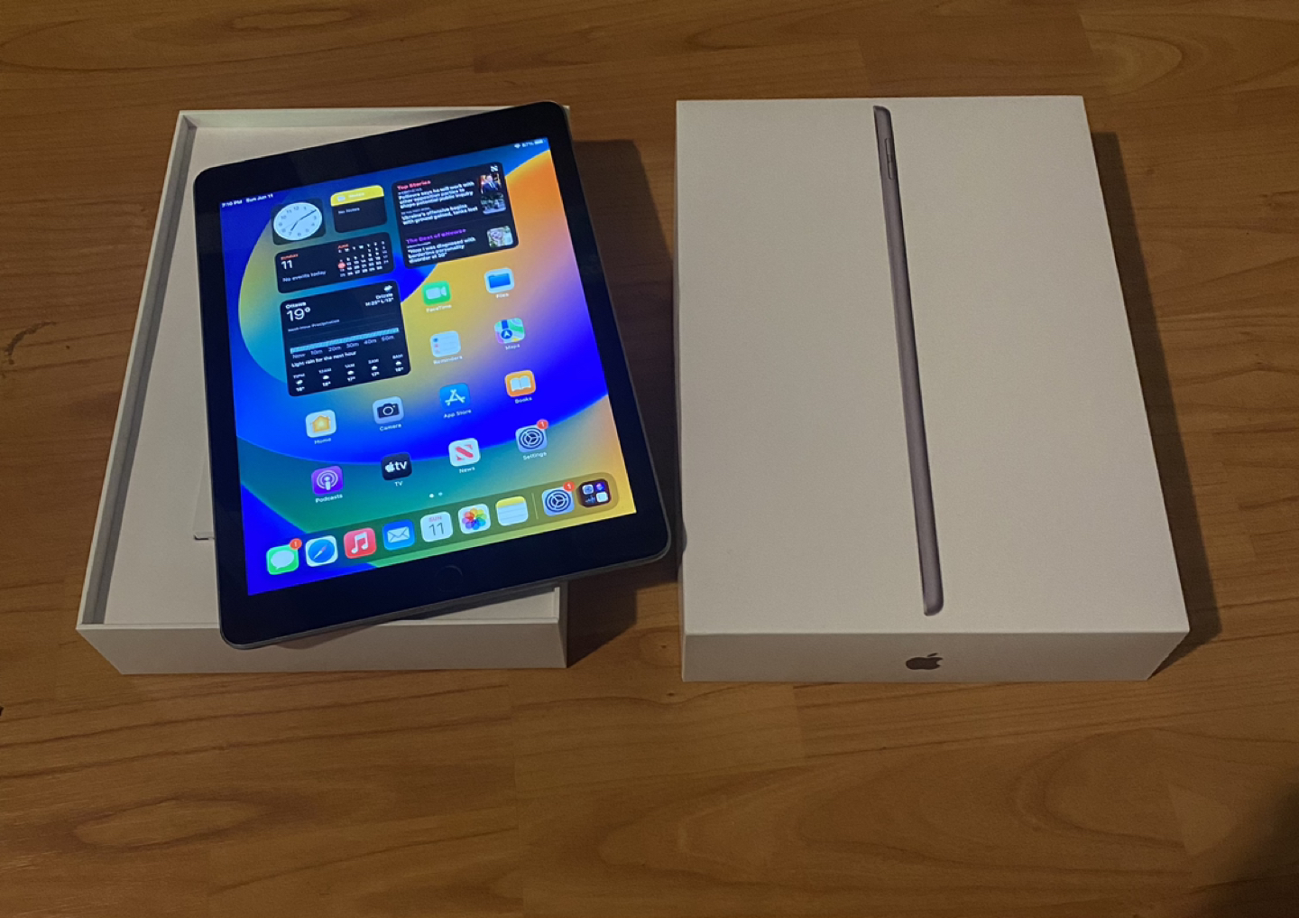 Apple iPad wifi and cellular with box
