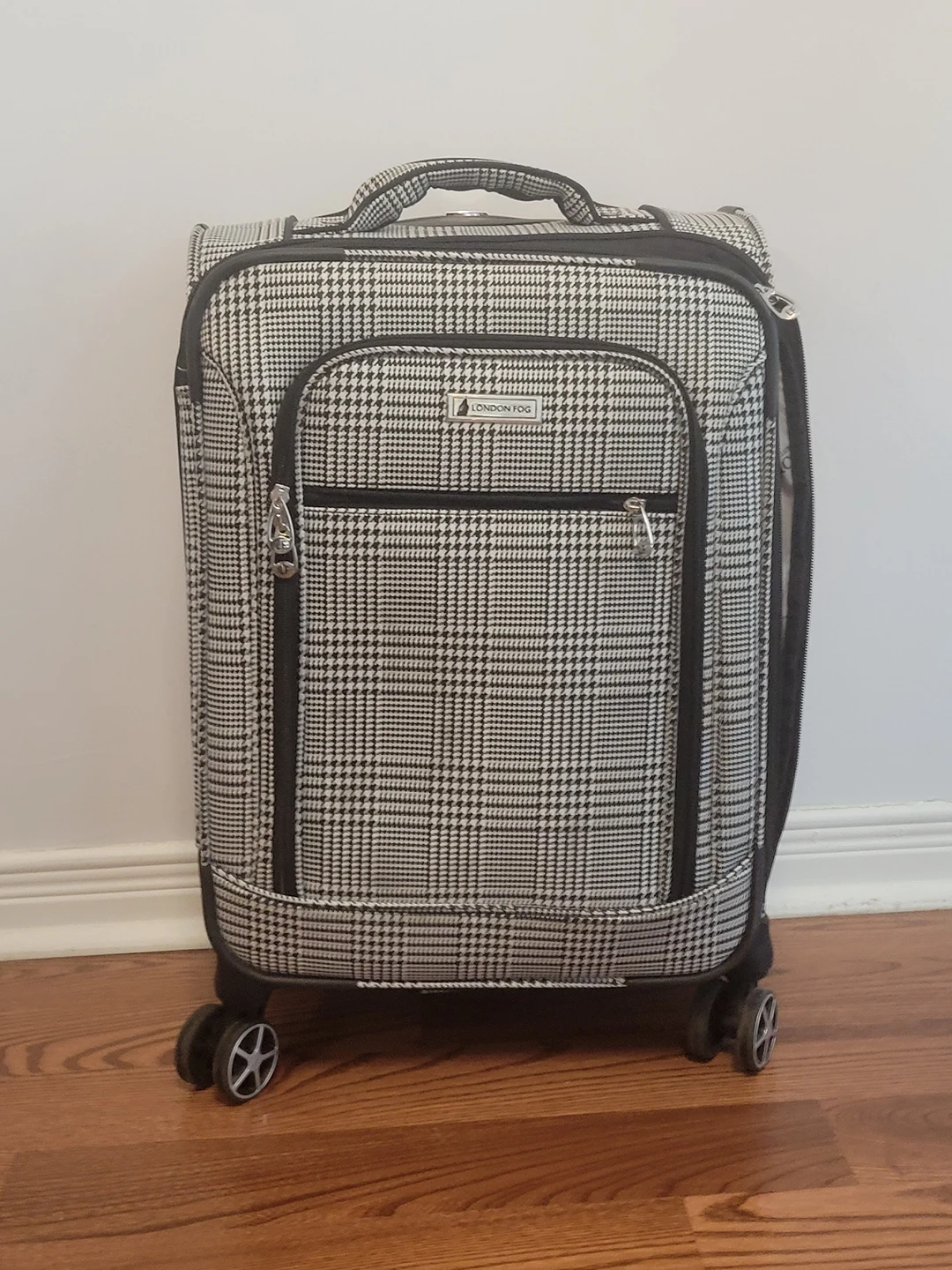 London Fog 22" Spinner Carryon Luggage thumbnail