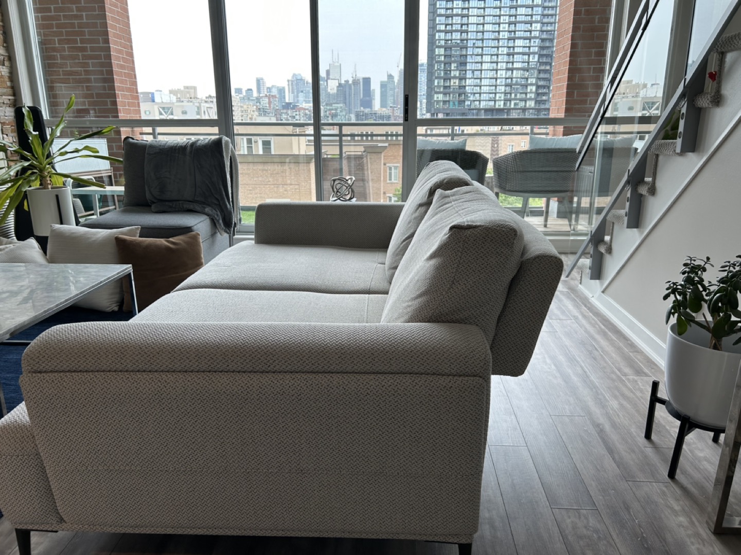 Modern Structube Couch - photo 4