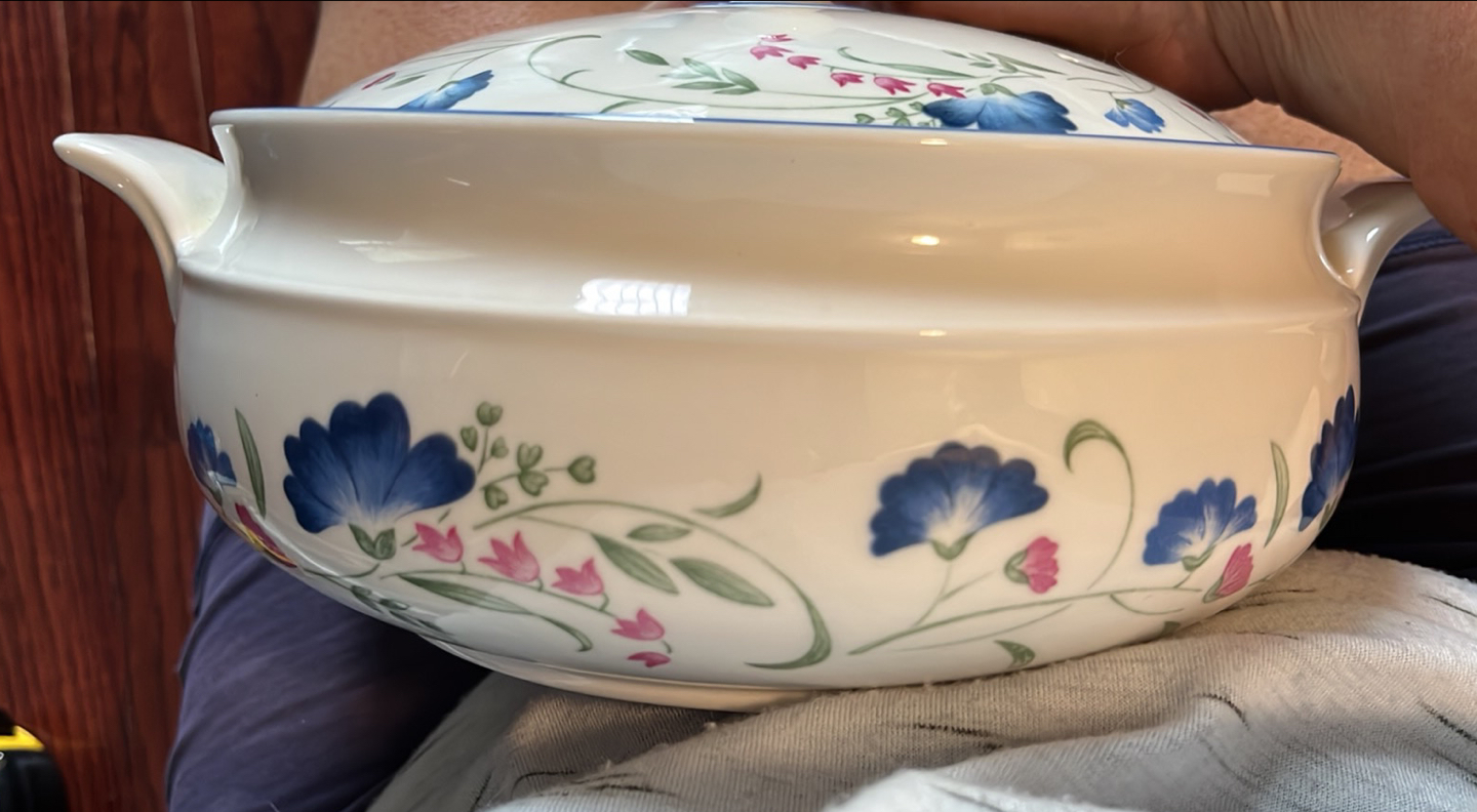 Round Covered Veg Bowl Windermere Expressions Royal Doulton. image indicator(5)