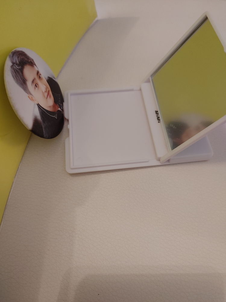 EXO D.O. (Kyungsoo) Pocket Mirror and Pin Button #freecycle - photo 3