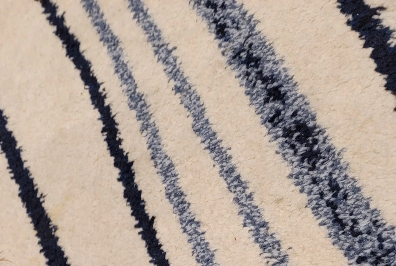Beautiful carpet, white with color - photo 3