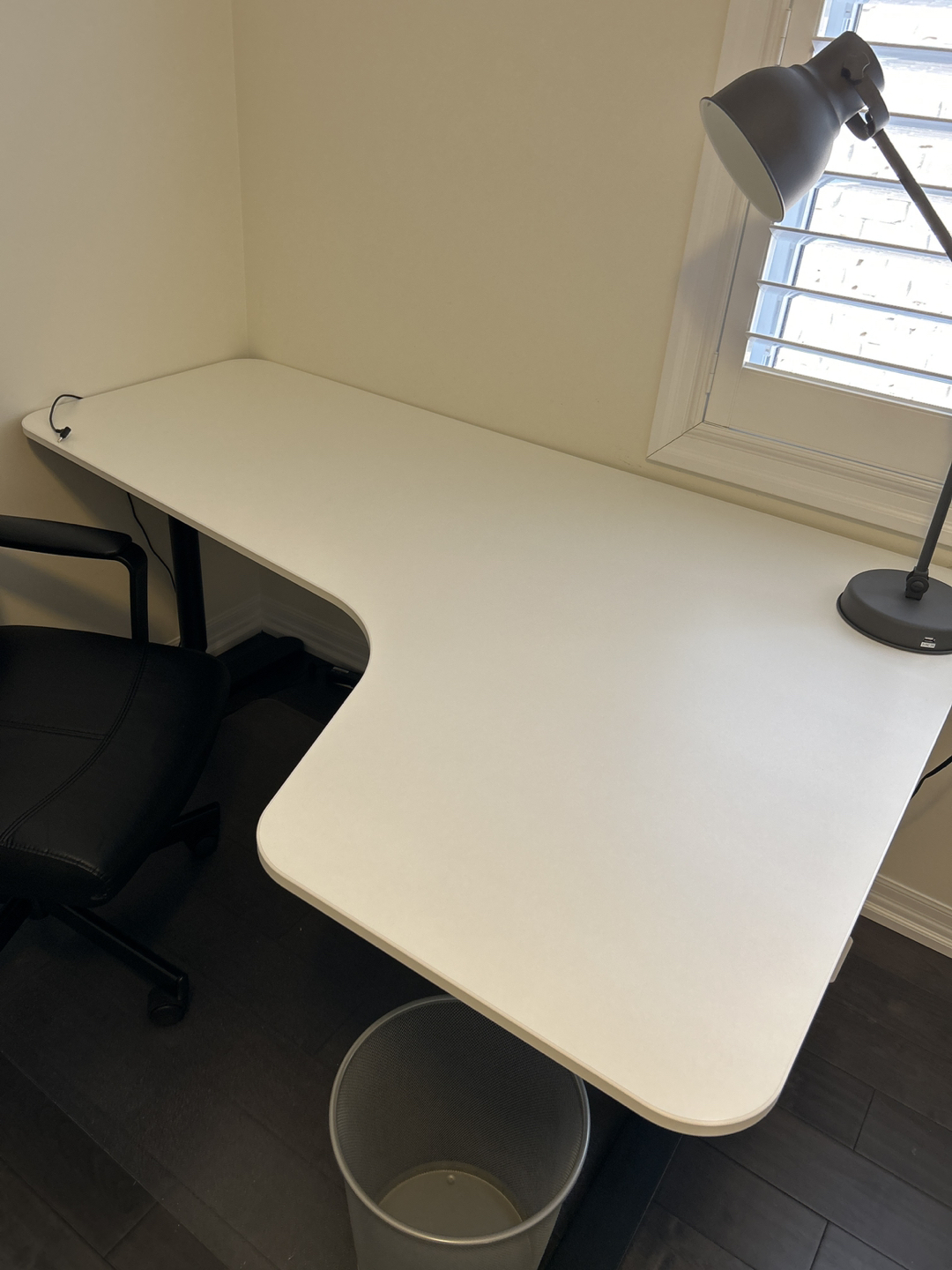 Desk - photo 3