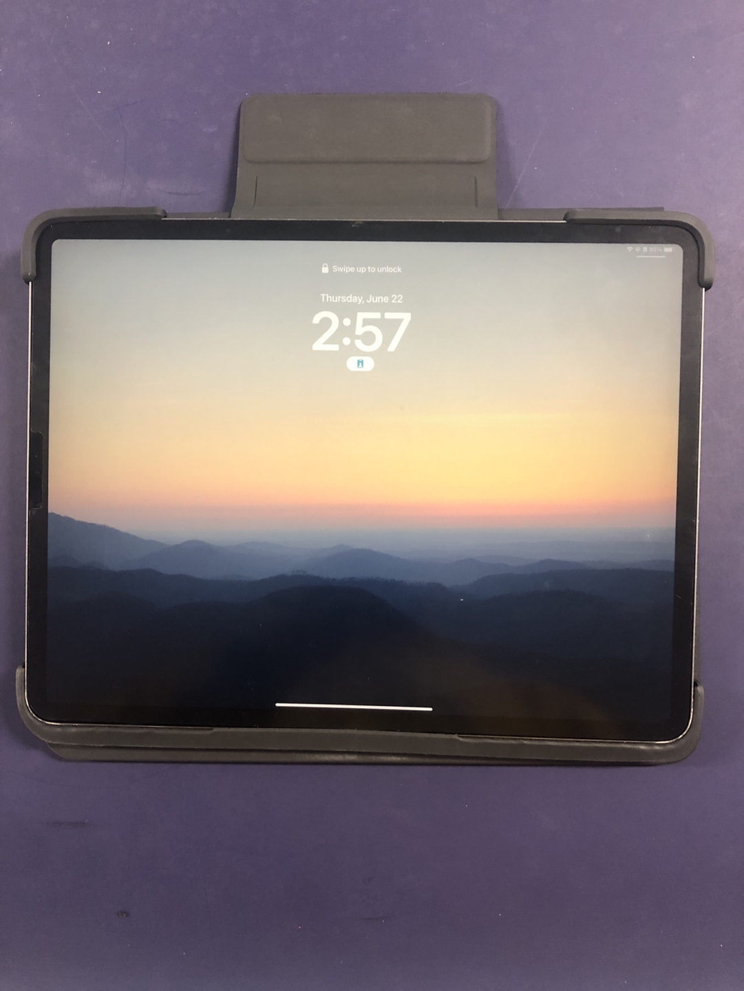 Apple iPad Pro 12.9 3rd Gen 64gb with Logitech Keyboard Case thumbnail