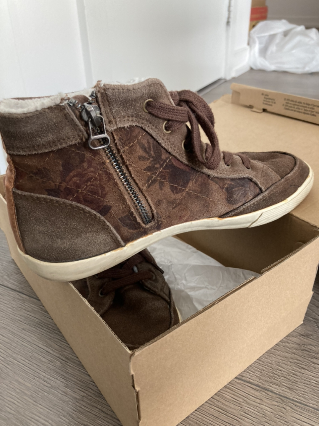 Fleece lined sneakers ⬆️ #freecycle thumbnail